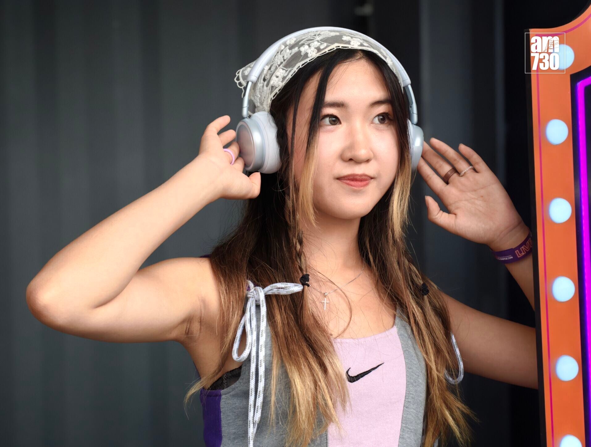 JBL Live 680N以輕量為賣點。