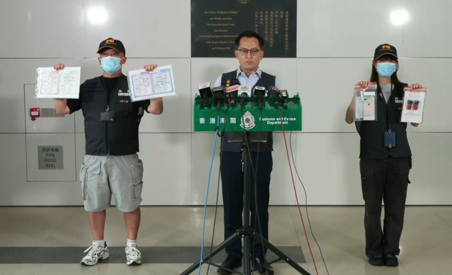 海關拘捕兒童發展中心「星兒發展中心」男董事,涉嫌於銷售兒童訓練課程時作出不當地接受付款的營業行為。(海關直播)