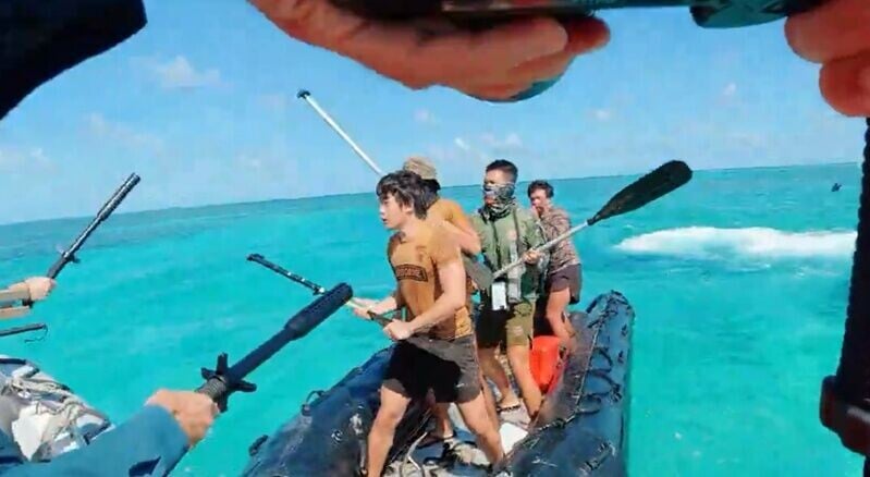 中國海警局亦公開事發影片反駁,是菲律賓人員先動手。(X)