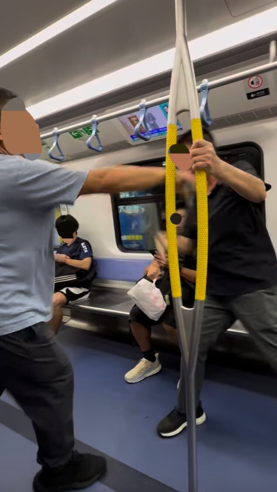 觀塘綫兩男MMA,疑因推撞問題叉頸出拳纏鬥近1分鐘。(網上影片截圖)