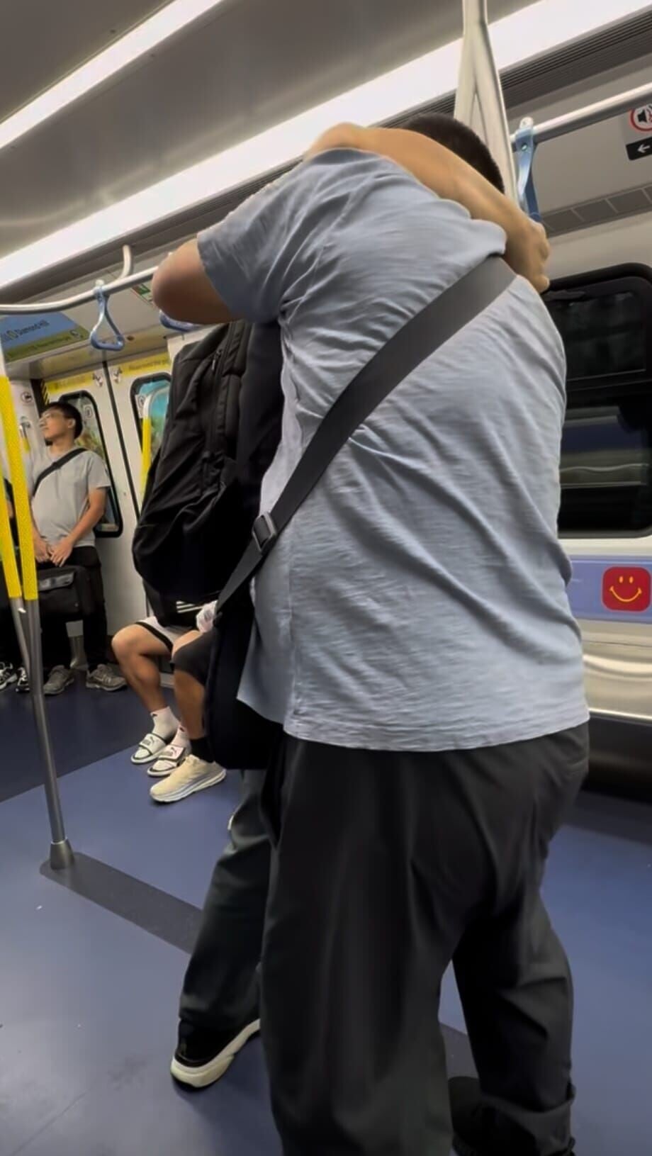 觀塘綫兩男MMA,疑因推撞問題叉頸出拳纏鬥近1分鐘。(網上影片截圖)