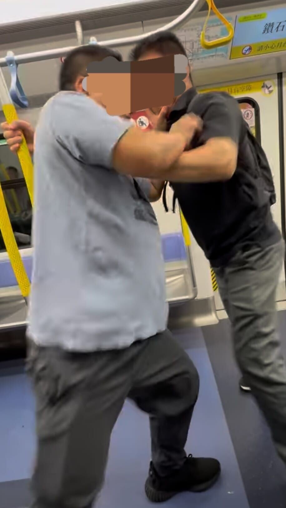 觀塘綫兩男MMA,疑因推撞問題叉頸出拳纏鬥近1分鐘。(網上影片截圖)