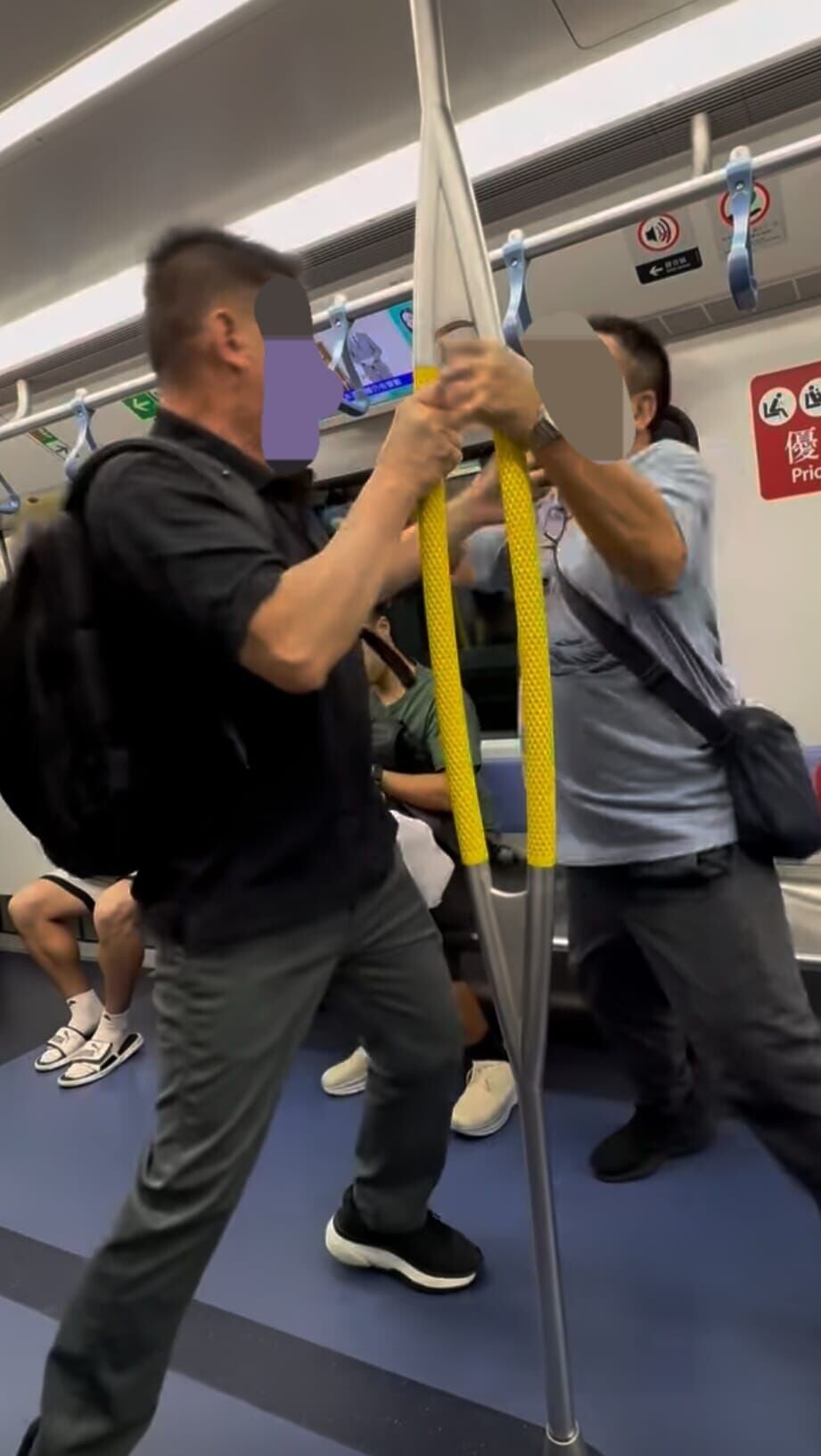 觀塘綫兩男MMA,疑因推撞問題叉頸出拳纏鬥近1分鐘。(網上影片截圖)