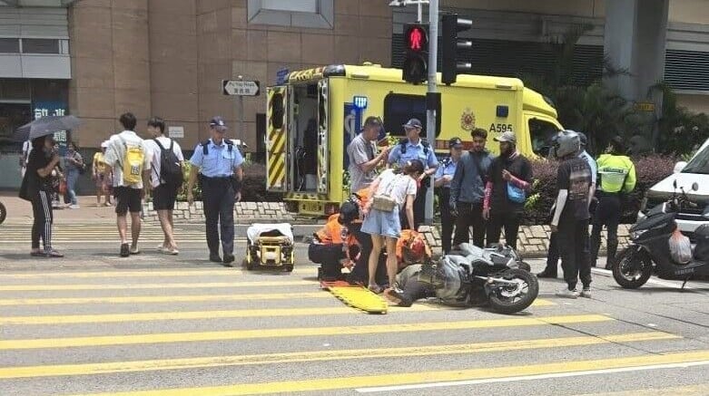 將軍澳電單車遭客貨車撞尾　鐵騎士倒地受傷送院