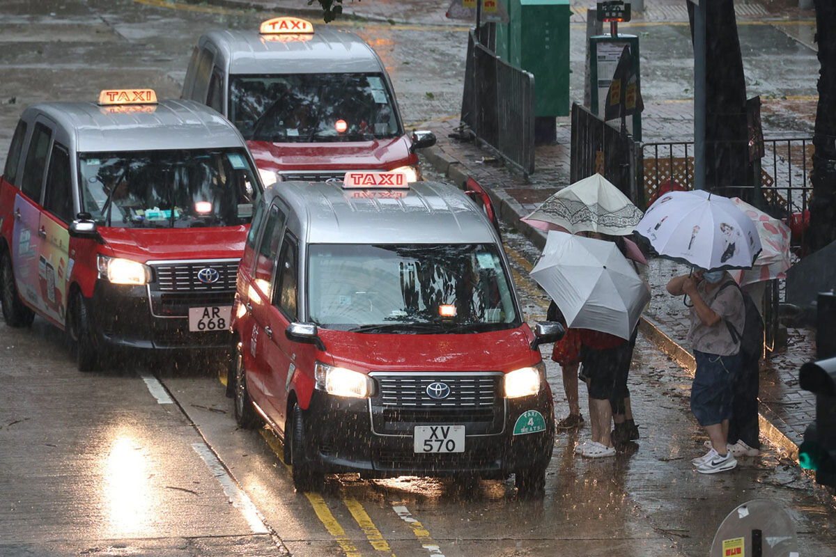 紅霞襲港期間,不少市民在八號西南烈風或暴風信號生效期間仍須外出。(林俊源攝)