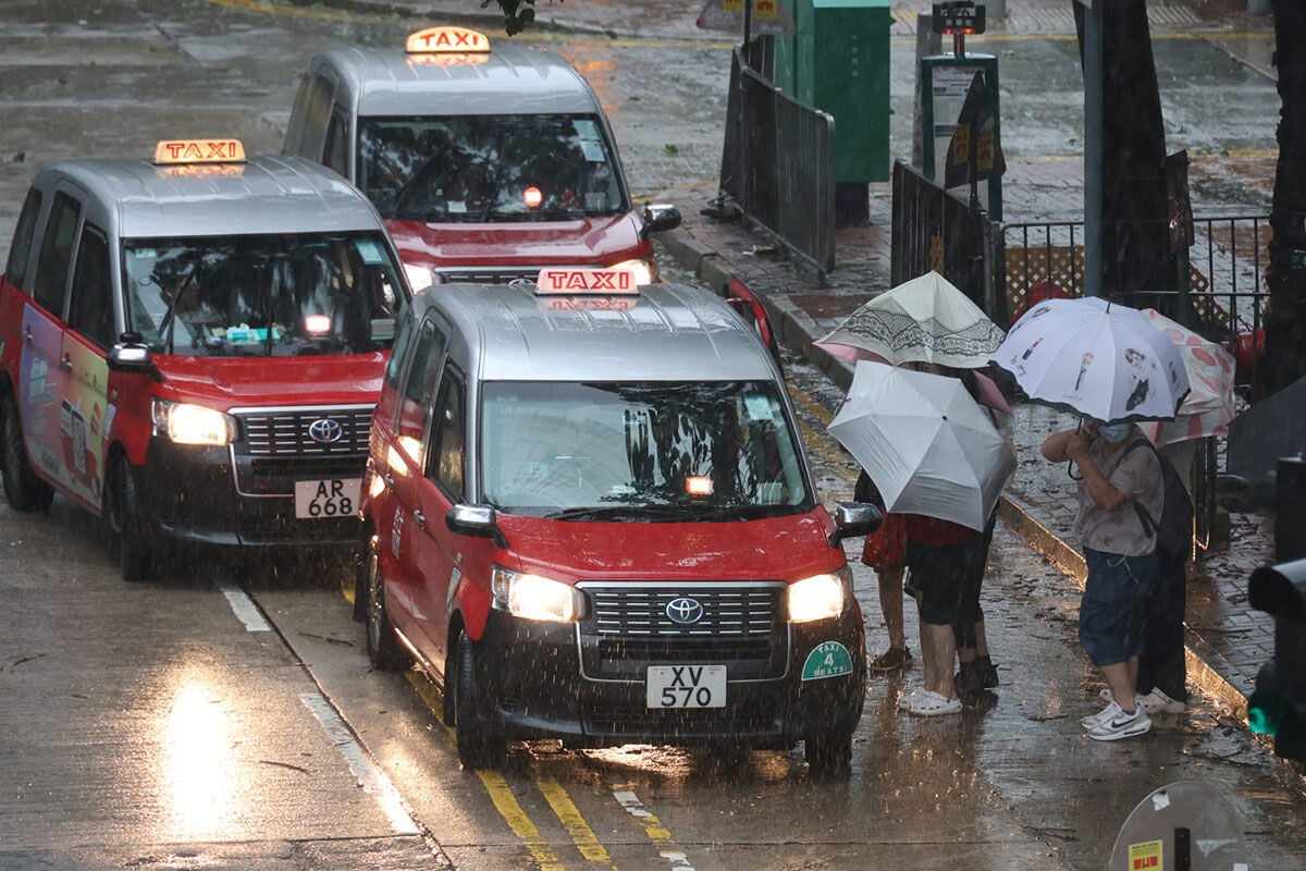 紅霞襲港期間,不少市民在八號西南烈風或暴風信號生效期間仍須外出。(林俊源攝)
