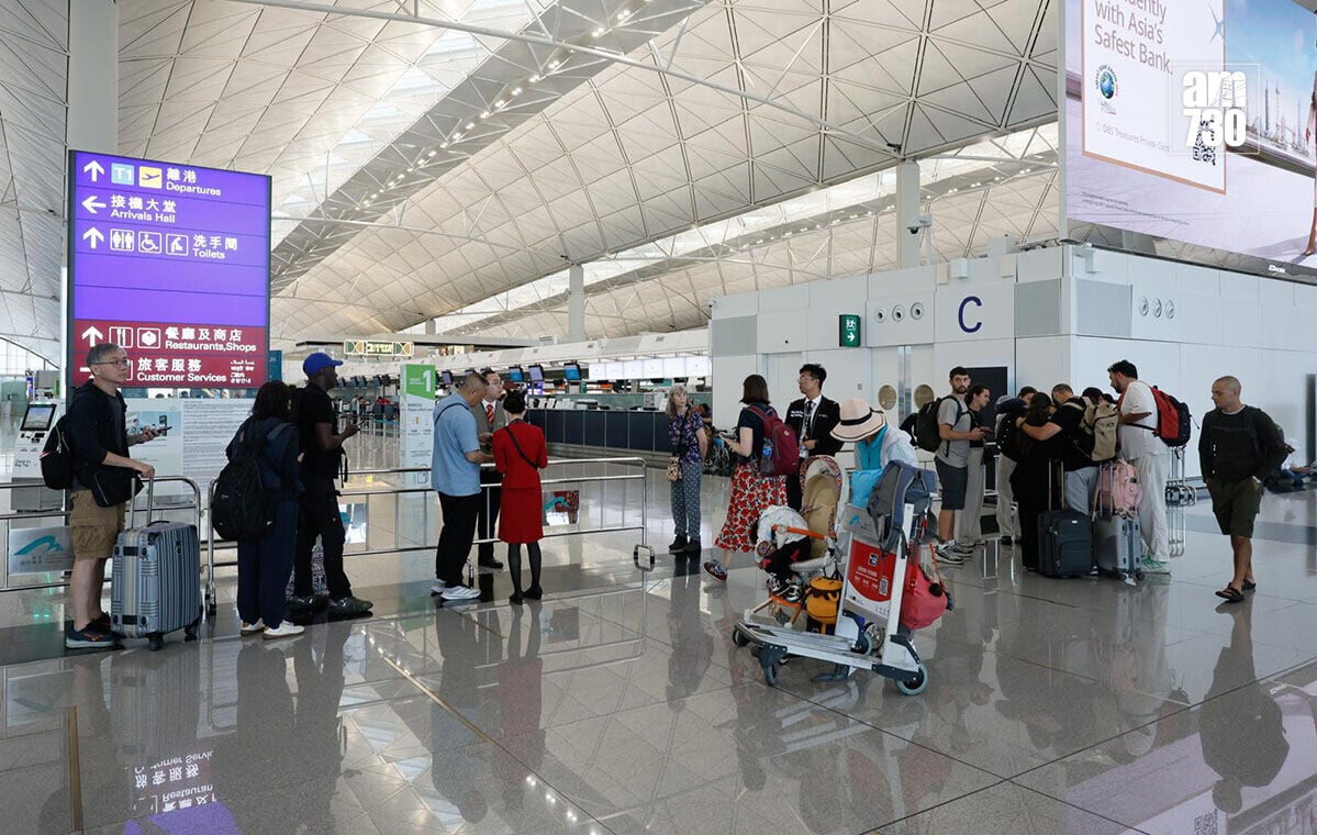 紅霞襲港期間,香港國際機場多班航班受影響。(蘇文傑攝)