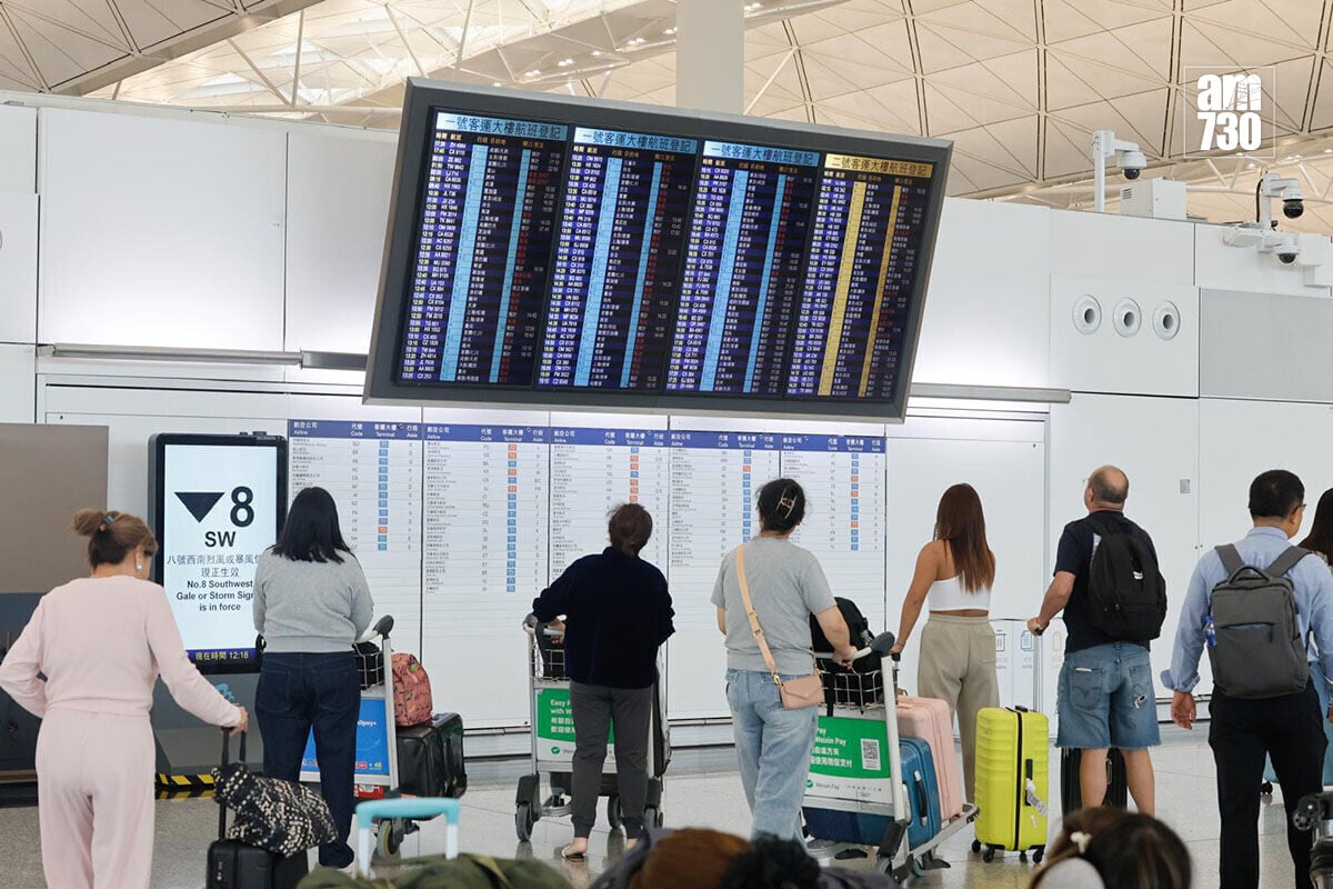 紅霞襲港期間,香港國際機場多班航班受影響。(蘇文傑攝)