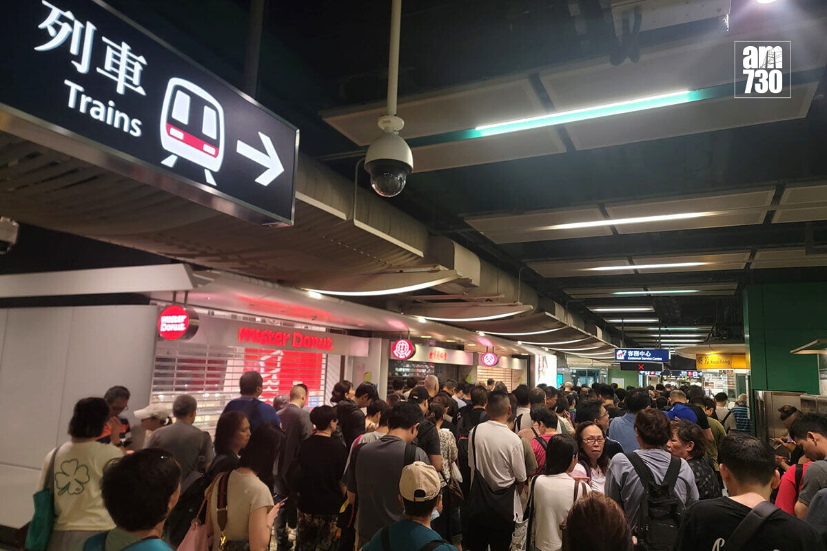 紅霞襲港期間,不少市民在八號西南烈風或暴風信號生效期間乘搭港鐵外出。(林俊源攝)