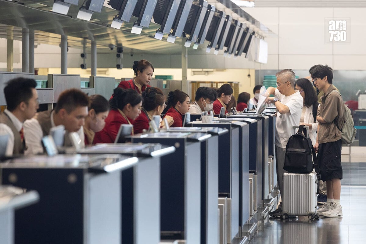 紅霞襲港期間,香港國際機場多班航班受影響。(蘇文傑攝)