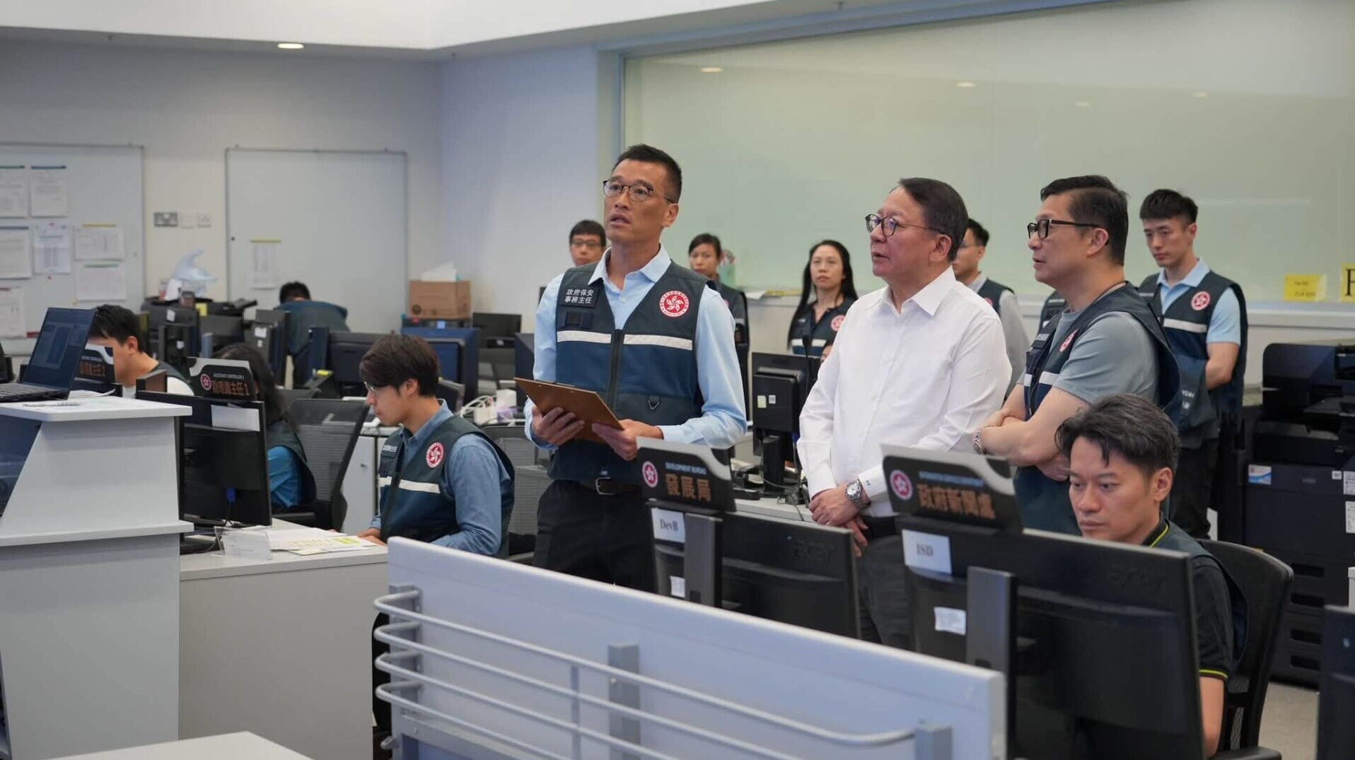 颱風紅霞吹襲本港，緊急事故監察及支援中心（EMSC）統籌各部門密切監察市面狀況，政務司司長陳國基、保安局局長鄧炳強視察中心運作。(鄧炳強fb)