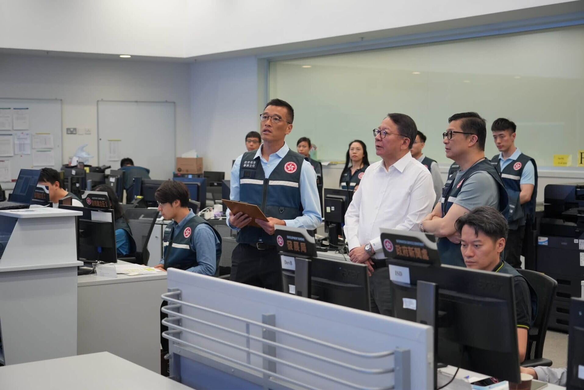 颱風紅霞吹襲本港,緊急事故監察及支援中心(EMSC)統籌各部門密切監察市面狀況,政務司司長陳國基、保安局局長鄧炳強視察中心運作。(鄧炳強fb)