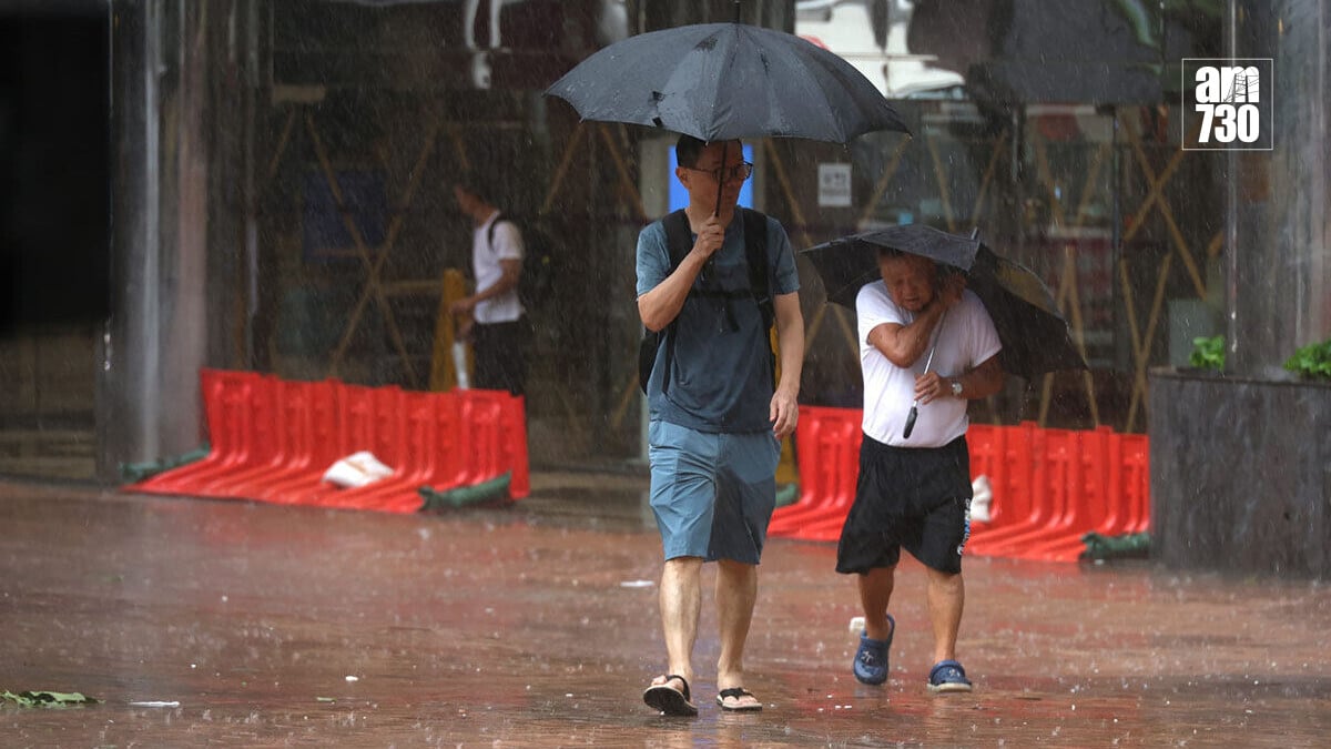 紅霞襲港期間，不少市民在八號西南烈風或暴風信號生效期間仍須外出。(林俊源攝)