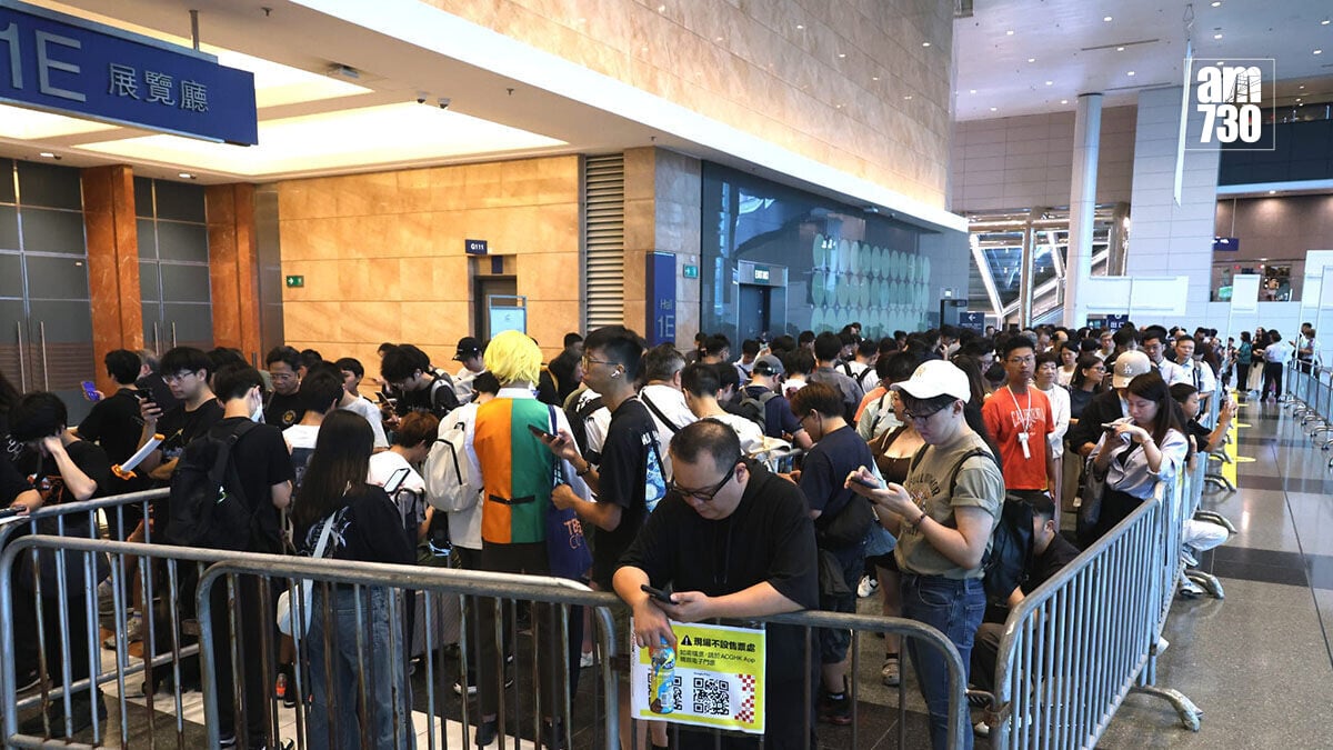 香港動漫電玩節重開前一個多小時，已經有長長人龍等候入內。(林俊源攝)