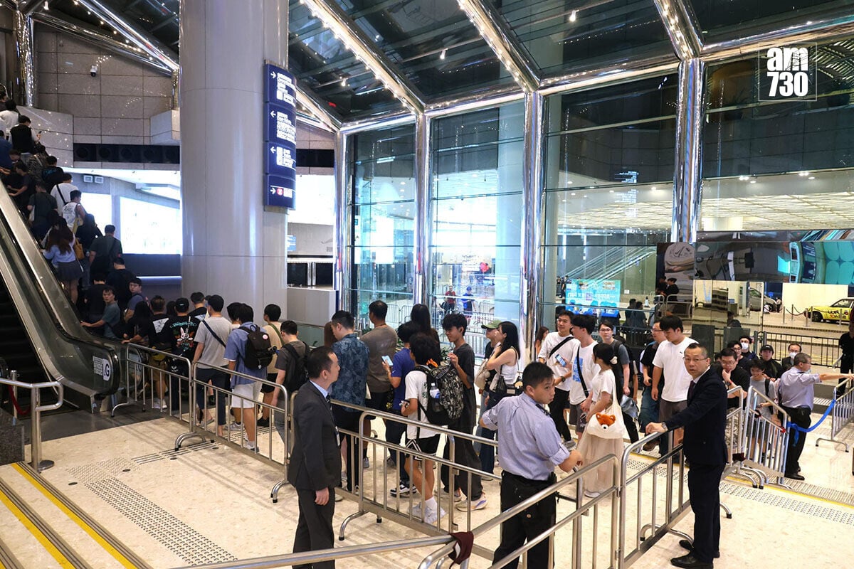 香港動漫電玩節重開前一個多小時,已經有長長人龍等候入內。(林俊源攝)