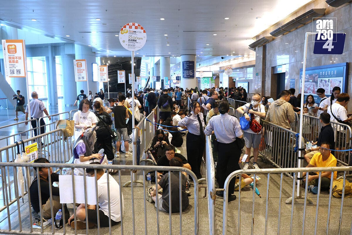 香港動漫電玩節重開前一個多小時,已經有長長人龍等候入內。(林俊源攝)