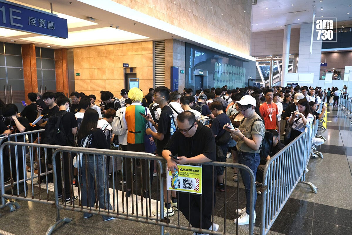 香港動漫電玩節重開前一個多小時,已經有長長人龍等候入內。(林俊源攝)