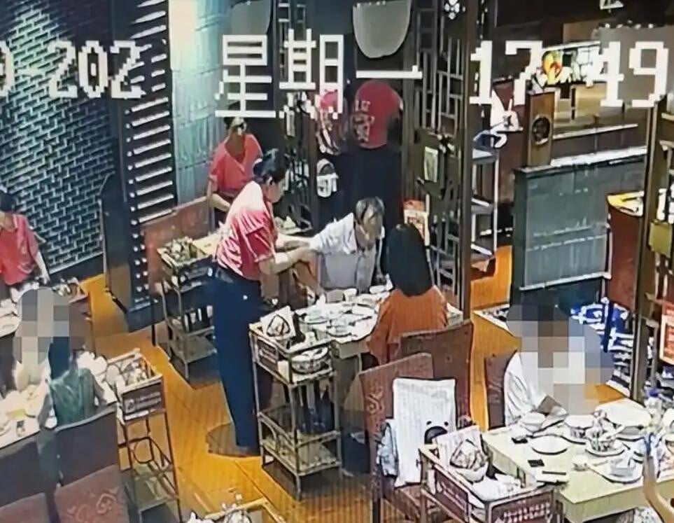 女店員勸說黃姓遊客往醫院。（環球時報）