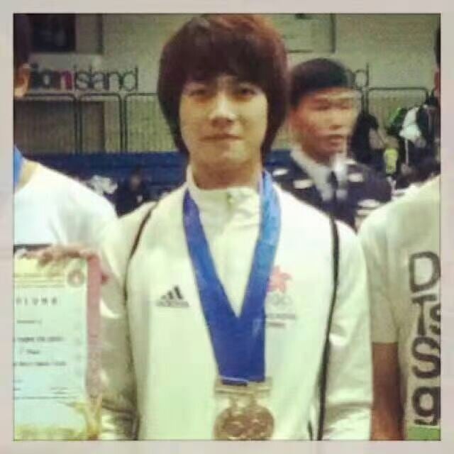 JW teenage fencing athlete2