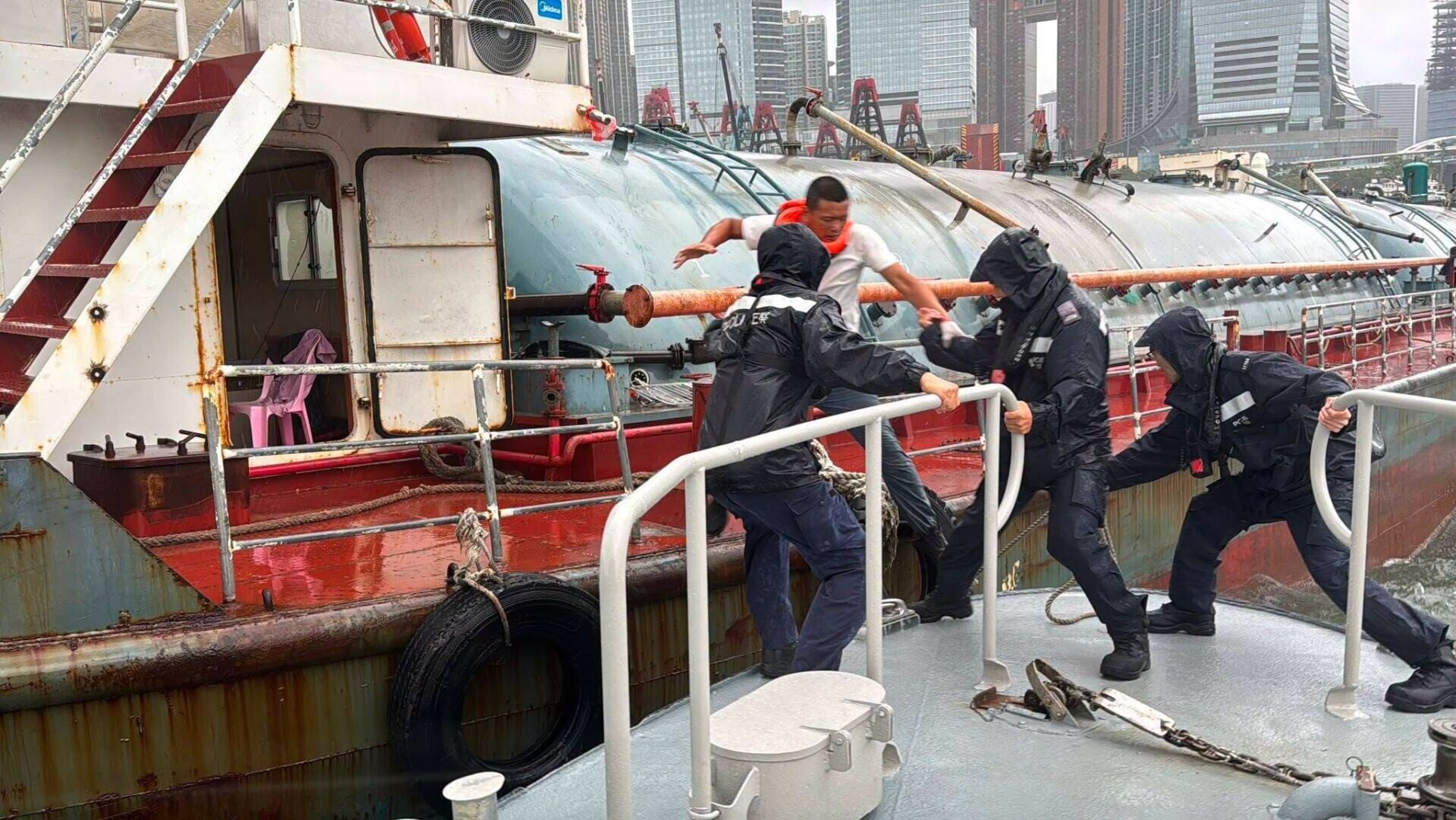 颱風紅霞｜內地貨船避風塘外擱淺失動力　香港水警迎巨浪救出3名被困船員 (@fb Hong Kong Marine Police圖片)