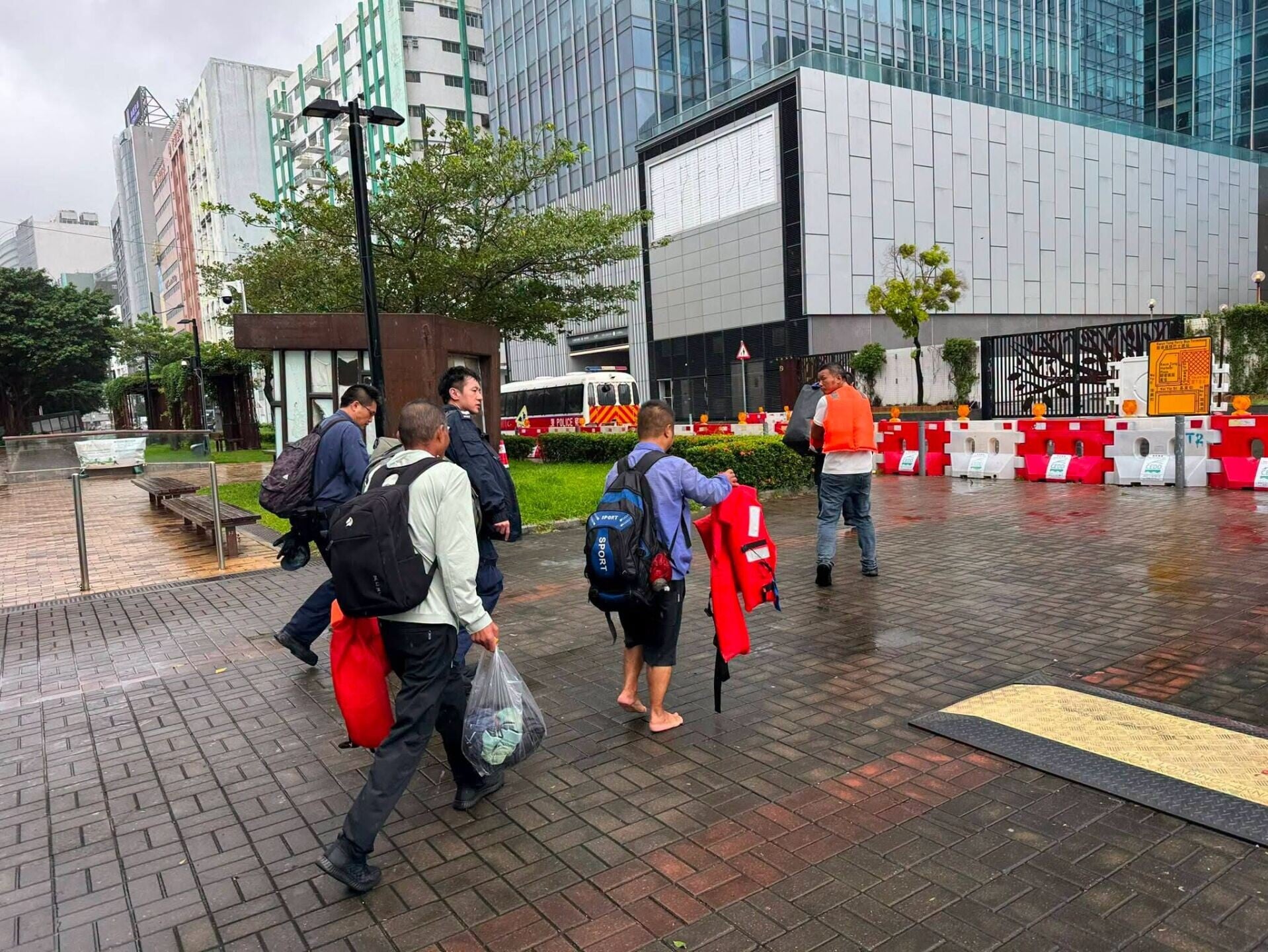 颱風紅霞|內地貨船避風塘外擱淺失動力 香港水警迎巨浪救出3名被困船員 (@fb Hong Kong Marine Police圖片)