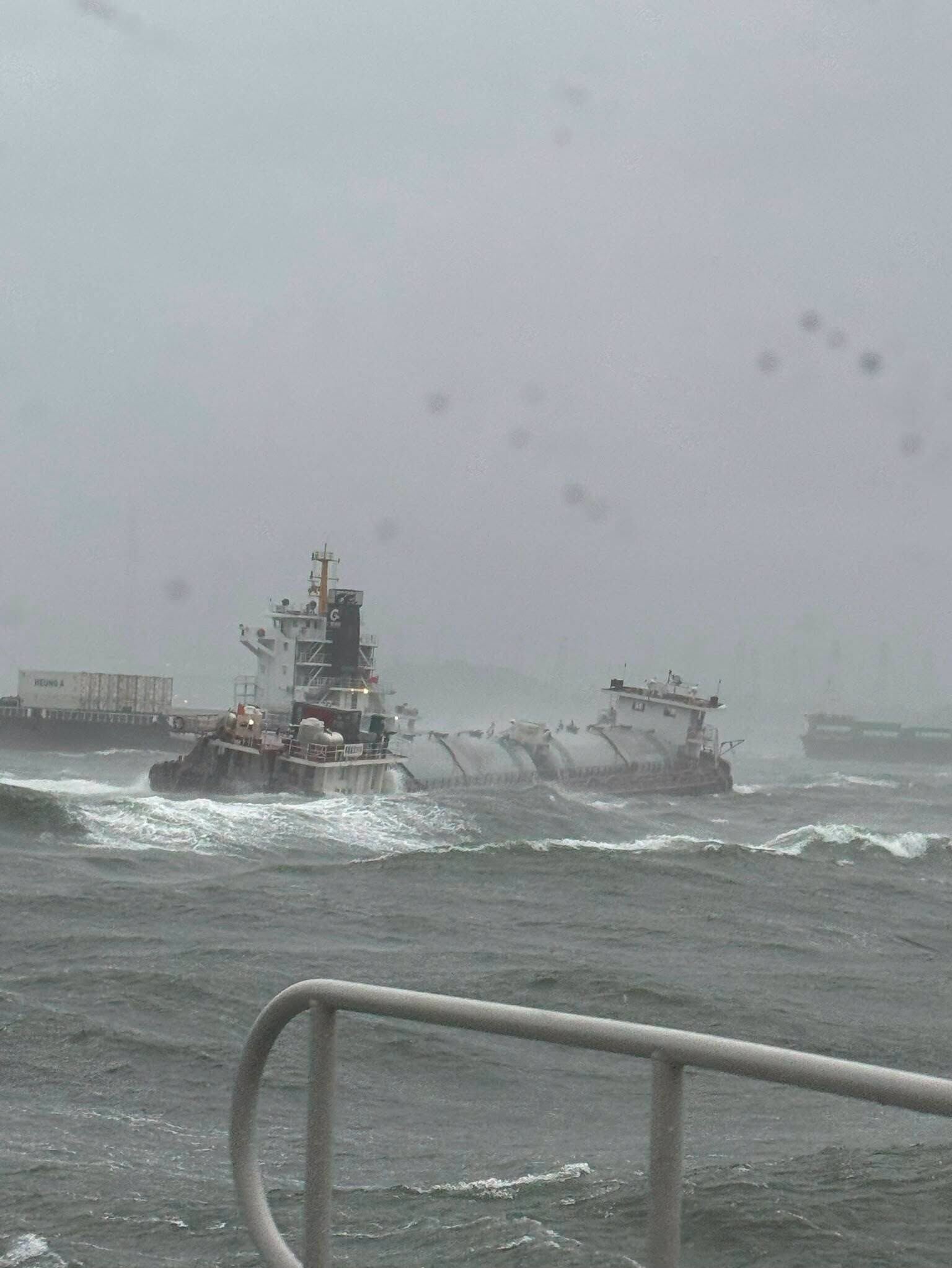 颱風紅霞|內地貨船避風塘外擱淺失動力 香港水警迎巨浪救出3名被困船員 (@fb Hong Kong Marine Police圖片)