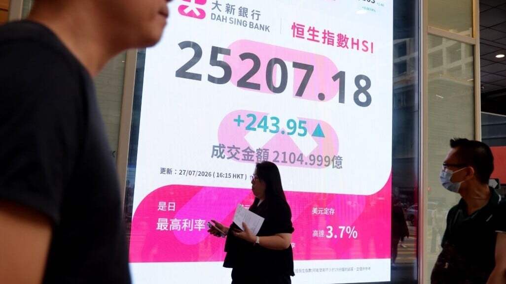 恒生指數升243點，收報25,207點。(中通社)