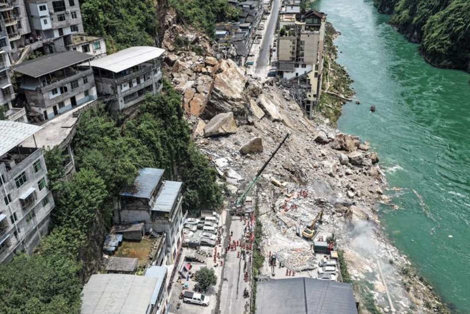 彭水縣漢葭街道在本月17日早上,發生大規模山泥傾瀉,導致下方多棟住宅樓宇倒塌,官方原先統計事件造成11人死亡、10人受傷、50人失聯,本月24日增為14死。(資料圖片)