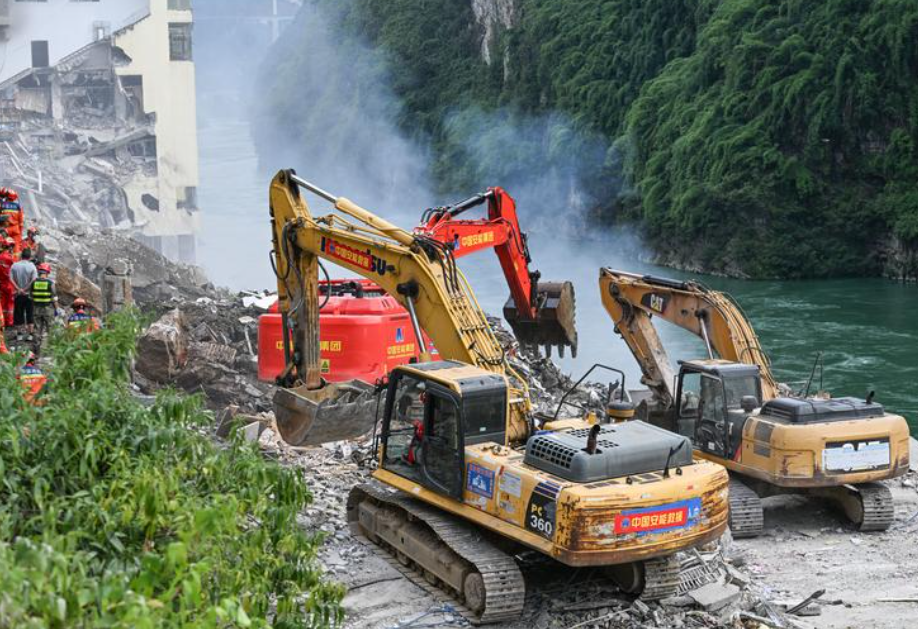 彭水縣漢葭街道在本月17日早上,發生大規模山泥傾瀉,導致下方多棟住宅樓宇倒塌,官方原先統計事件造成11人死亡、10人受傷、50人失聯,本月24日增為14死。(資料圖片)