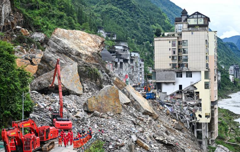 彭水縣漢葭街道在本月17日早上,發生大規模山泥傾瀉,導致下方多棟住宅樓宇倒塌,官方原先統計事件造成11人死亡、10人受傷、50人失聯,本月24日增為14死。(資料圖片)