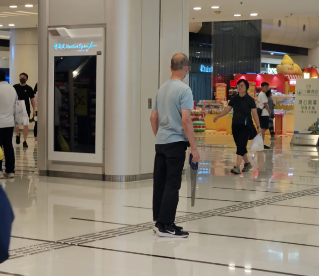 青衣城一名中年男子手持鋸刀尾隨一名男途人。根據網民於社交平台的帖文及相片所見,該名中年男子身穿淺藍色上衣及黑色長褲,手持利鋸指向前方。(Threads)