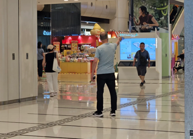 青衣城一名中年男子手持鋸刀尾隨一名男途人。根據網民於社交平台的帖文及相片所見,該名中年男子身穿淺藍色上衣及黑色長褲,手持利鋸指向前方。(Threads)