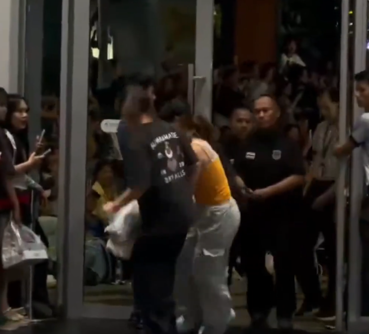一名赴泰國追星的中國內地女粉絲表示在泰國曼谷三洋商場GMM書展活動中,遭工作人員鎖喉、抱摔等暴力對待。(影片截圖)