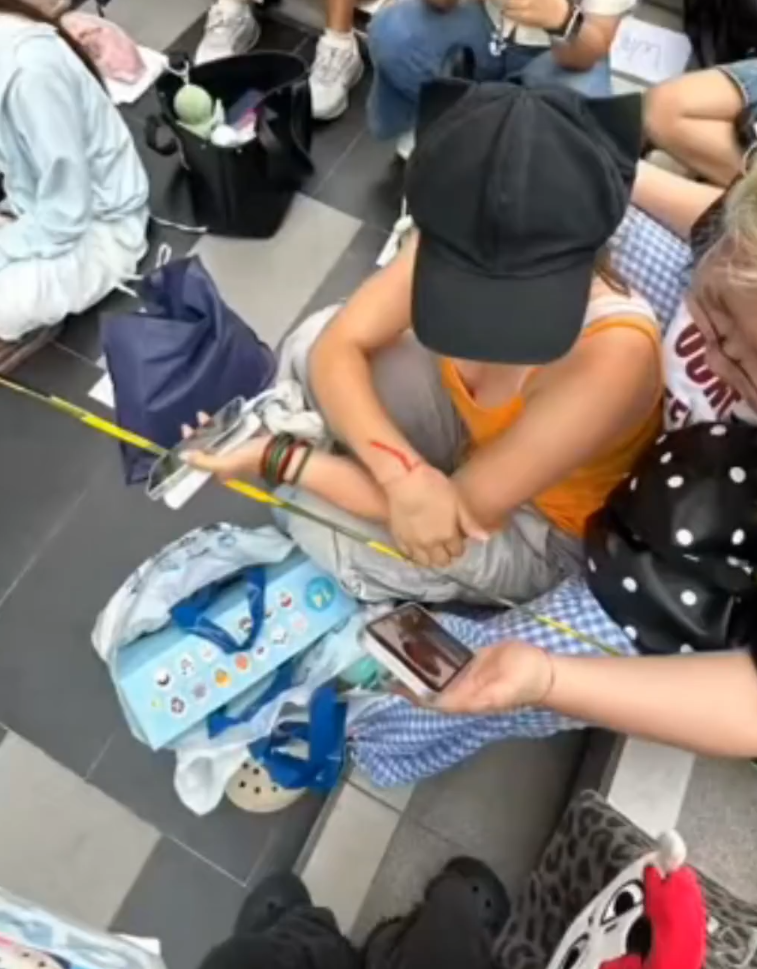 一名赴泰國追星的中國內地女粉絲表示在泰國曼谷三洋商場GMM書展活動中,遭工作人員鎖喉、抱摔等暴力對待。(影片截圖)