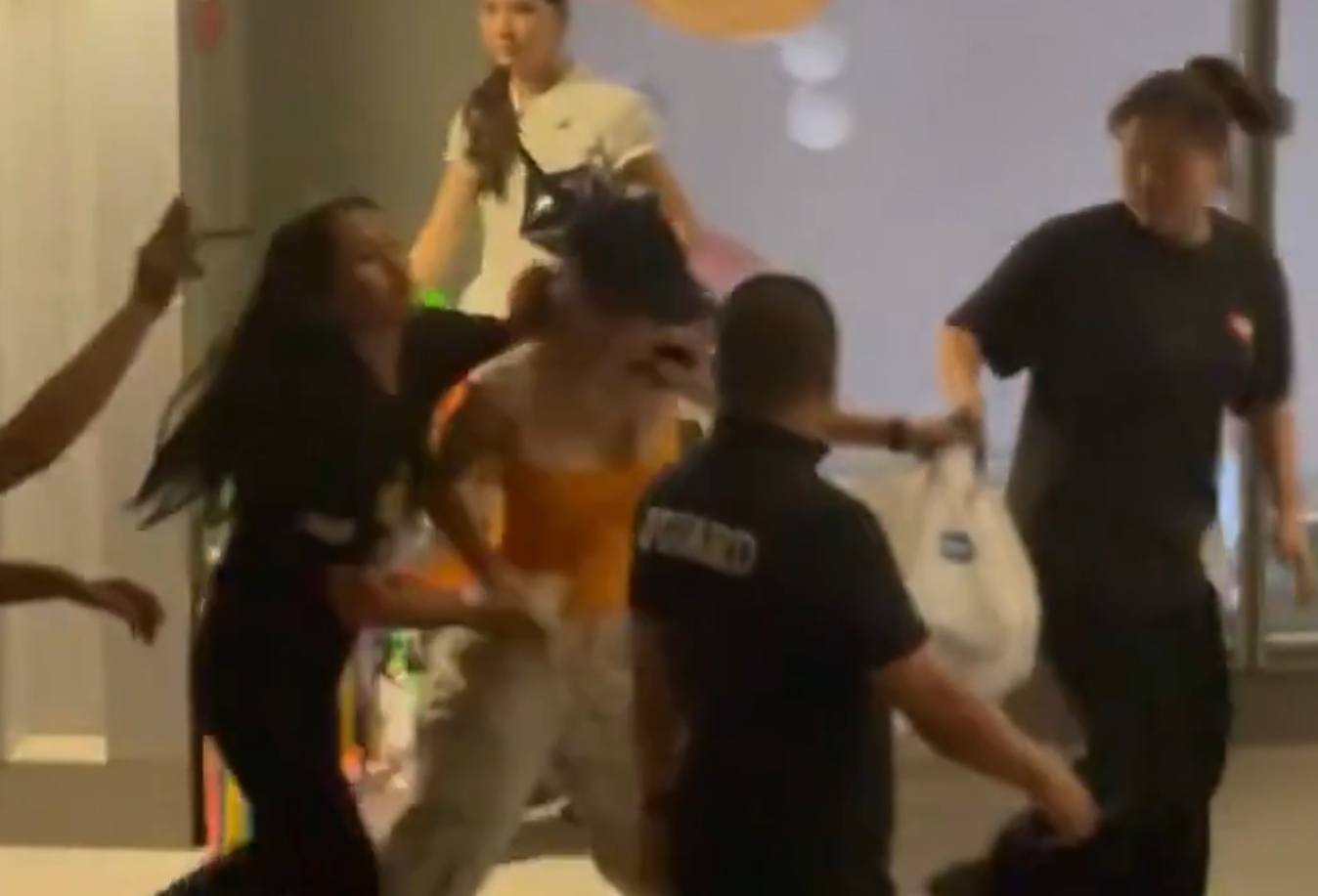 一名赴泰國追星的中國內地女粉絲表示在泰國曼谷三洋商場GMM書展活動中,遭工作人員鎖喉、抱摔等暴力對待。(影片截圖)