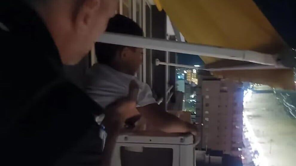 西班牙8歲男童掛冷氣機