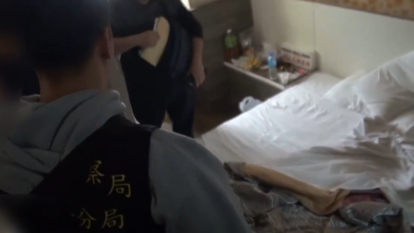 一名香港男子為詐騙集團，在台灣捷運先後盜取13名乘客的銀包(警方提供片段截圖)