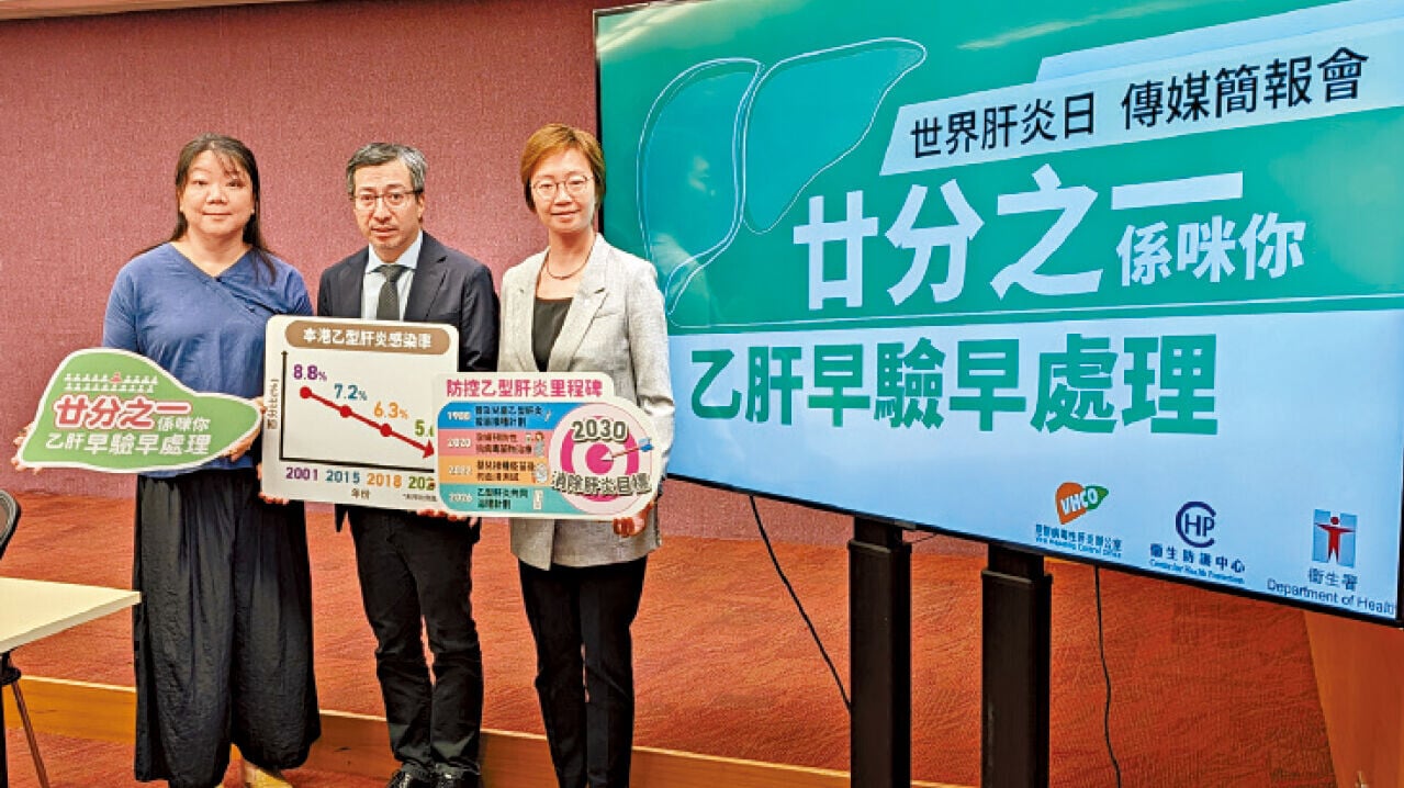 林女士(左)慶幸一直有檢查身體；中及右為馮恩裕、黃駿君。(羅庸軒攝)