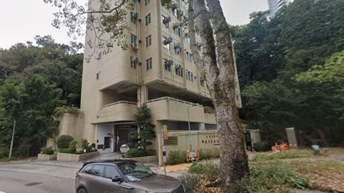 跑馬地大坑道30米大樹樹枝塌下，擊中安老院食水管。(Google Map)