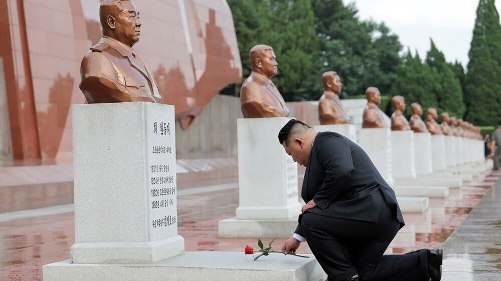 金正恩攜妻女赴韓戰陵園，親向毛澤東之子墓獻花。(朝中社)