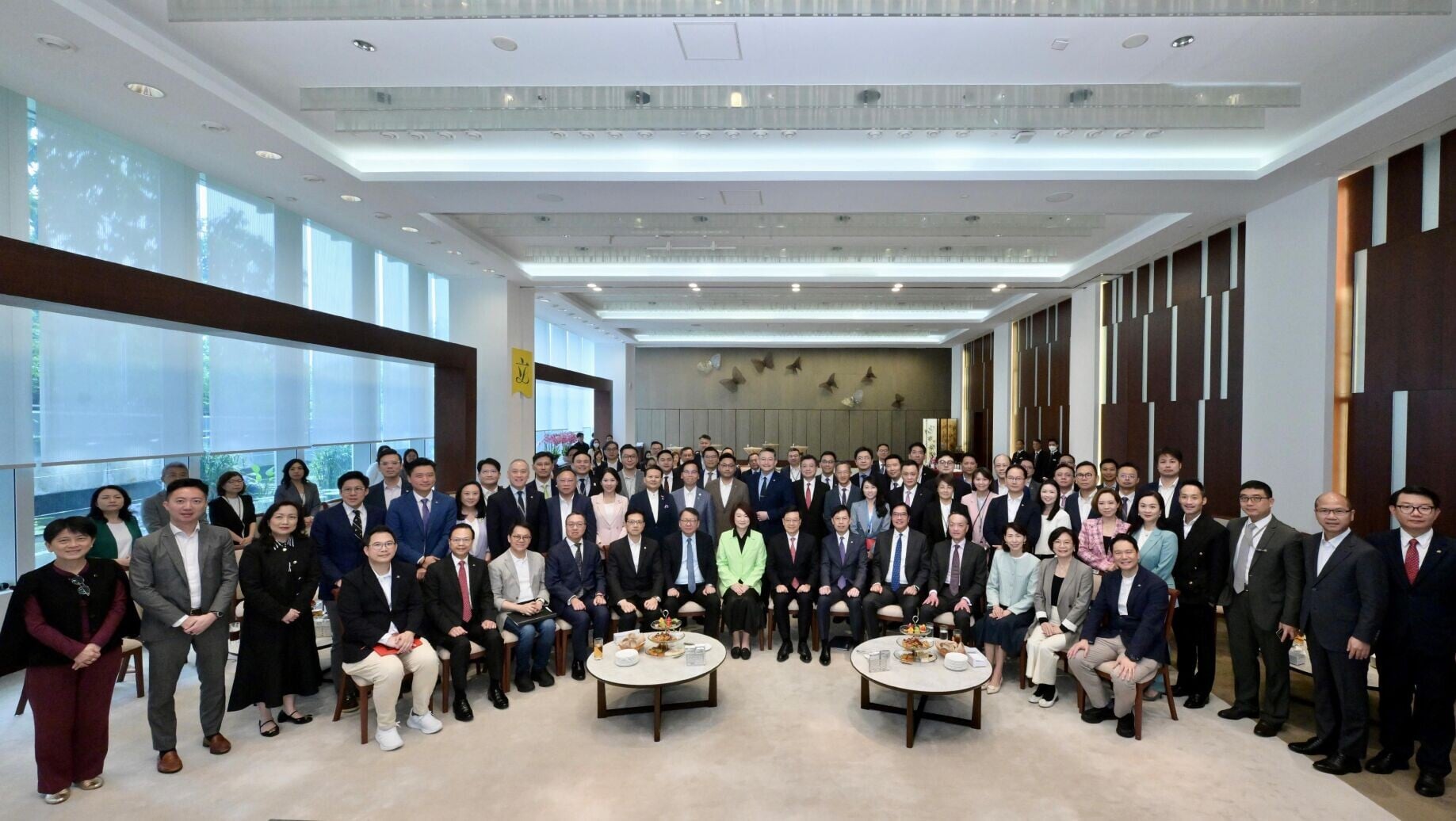 行政長官李家超在立法會宴會廳舉行首次行政長官與立法會議員對談交流會。(政府新聞處)