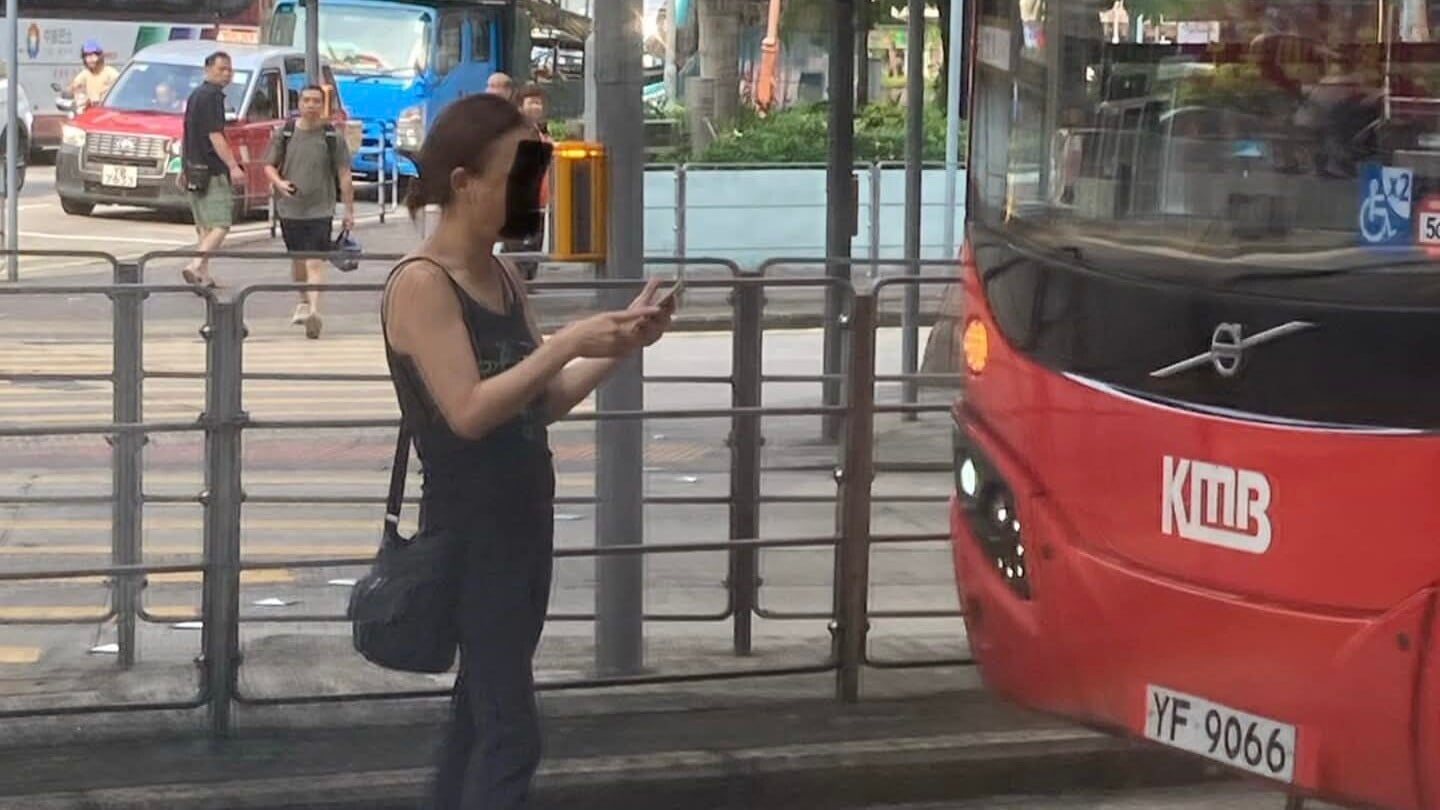 女乘客九巴上漏銀包，危站車頭前阻礙駕駛報警處理（Threads)