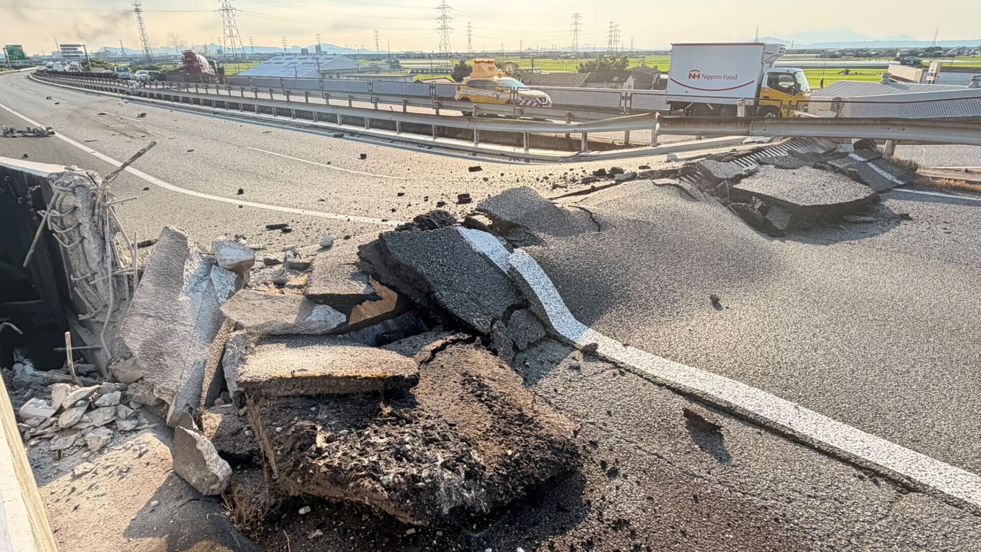 日本地震｜有15名旅客地震時在熊本高速公路行駛，該高速公路暫時被封，車上所有人安全。(東瀛遊提供)