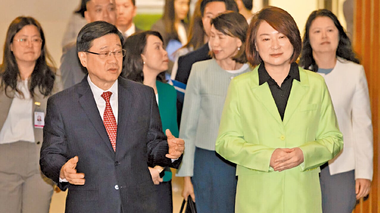 李家超(左)與李慧琼(右)及67名立法會議員對談交流。(蘇文傑攝)