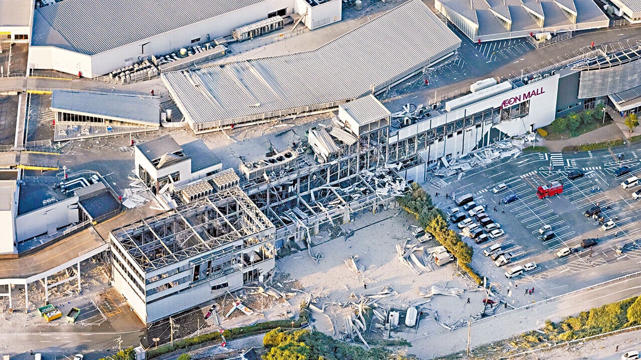 AEON Mall爆炸部分建築坍塌。(路透社)