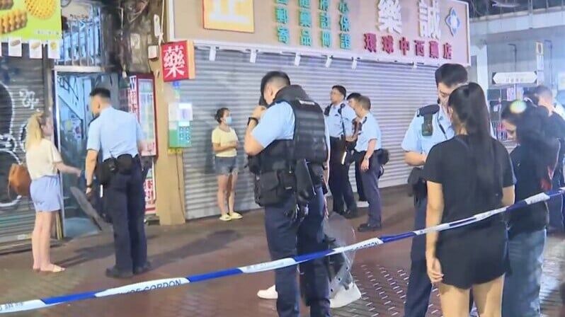 旺角建興大廈內地漢被刺傷頸，兩泰女被帶走助查。(有線新聞截圖)