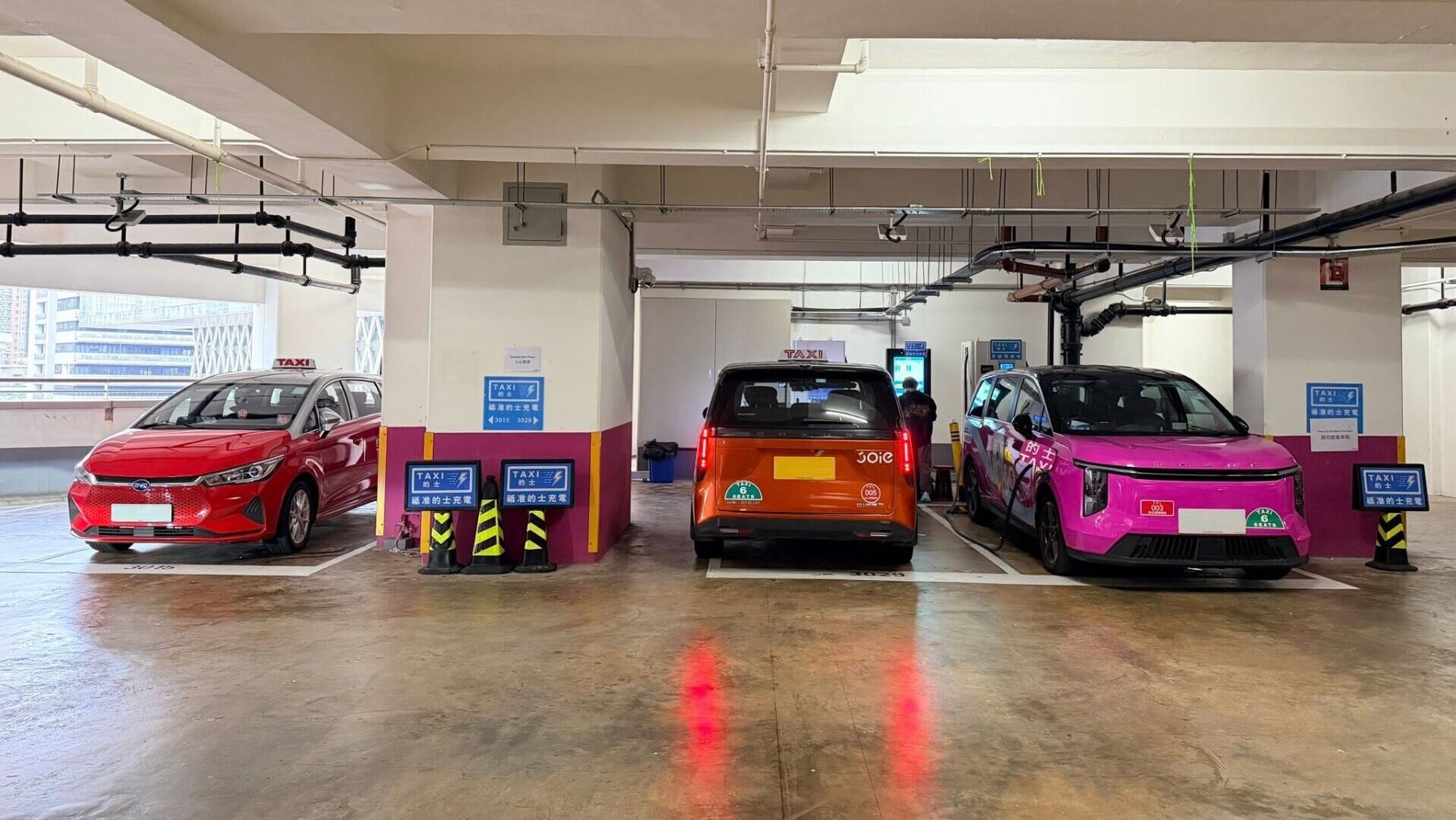 位於將軍澳健明A停車場的電動的士專用高速充電樁，合共設有3支充電樁（歐標），最高輸出功率達100千瓦。