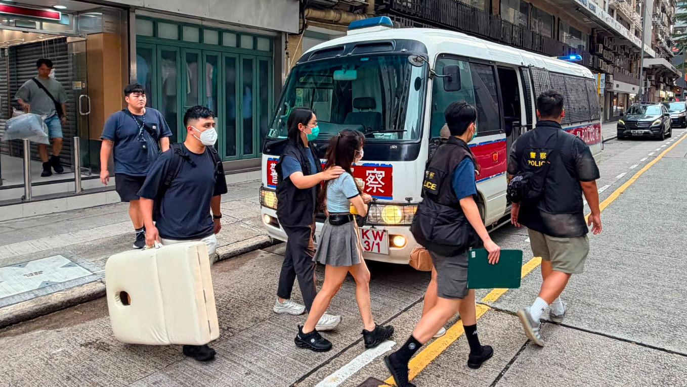 深水埗警區特別職務隊第三隊人員突擊搜查長沙灣一工業大廈單位，搗破一間無牌按摩院，懷疑以所謂「足顏」按摩作招徠，以足部為客人提供按摩服務，包括面部，胸部及背部等部位，拘捕兩名26及37歲本地女子(警方提供)