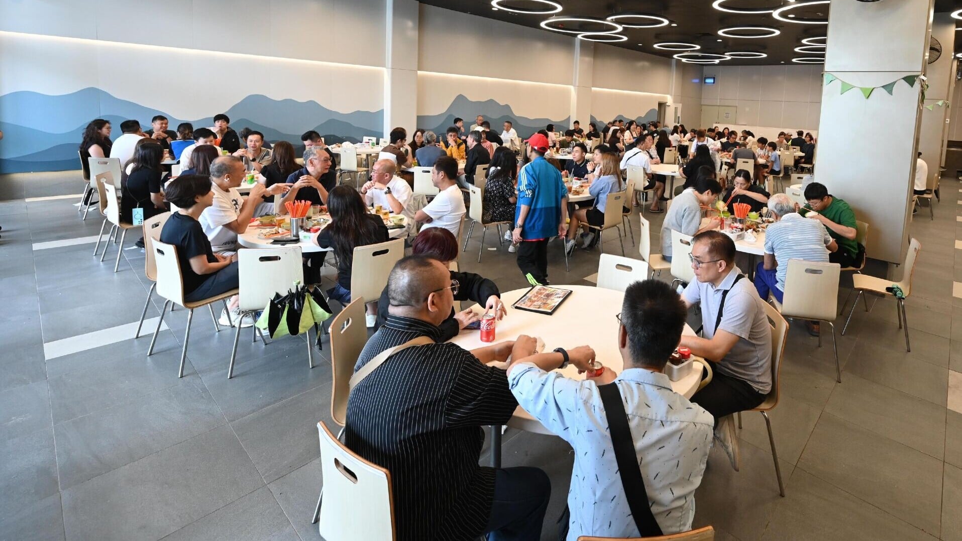食環署在鴨脷洲街市熟食中心舉行開幕典禮，標誌着熟食中心完成優化後正式全面重新投入服務。(政府新聞處)