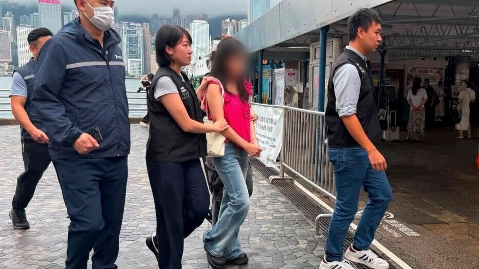 入境處及旅遊業監管局周一及周二(27及28日)打擊非法勞工在港提供導遊及攝影服務，拘捕兩名懷疑從事非法工作的內地旅客。(政府新聞處)